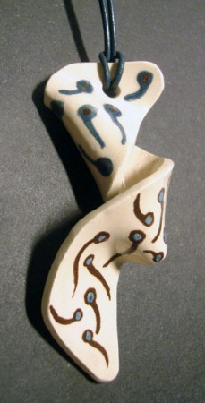55  Prívesok, 2008 - engobovaná keramika, koža